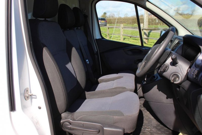 VAUXHALL VIVARO