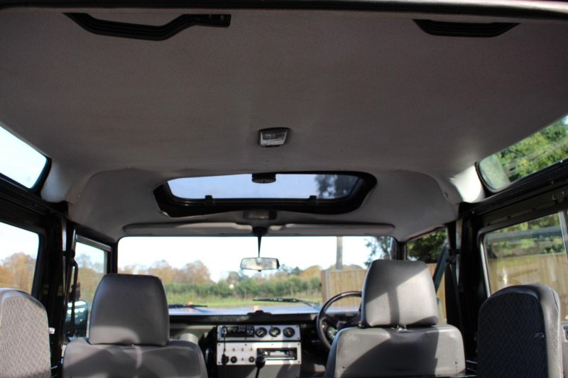 LAND ROVER DEFENDER 90