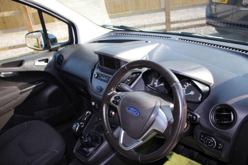 FORD TRANSIT COURIER