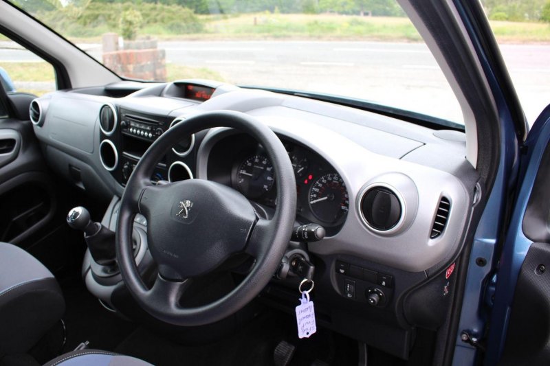 PEUGEOT 